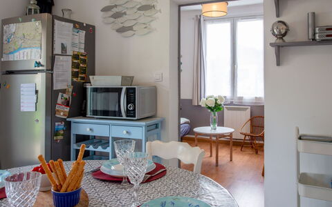 L'Adalou: Table, Propriété, Meubles, Bleu Azur, Cadre, Canapé, Design Intérieur, Fenêtre, Salon, Sol