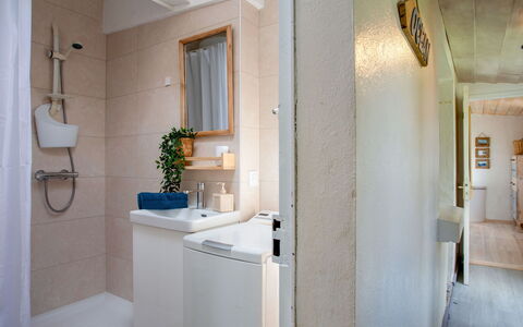 L'Adalou: Miroir, Propriété, Évier, Bleu Azur, Plante, Luminaire Plomberie, Salle De Bains, Design Intérieur, Bois, Bâtiment