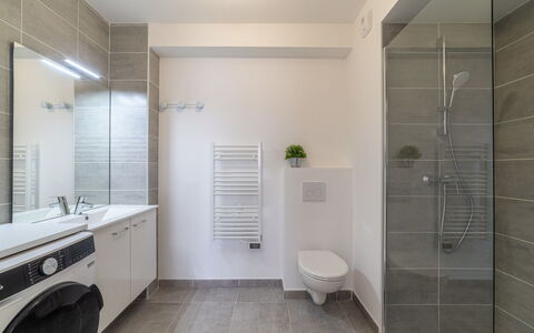 Canopy: Luminaire Plomberie, Bâtiment, Miroir, Tete De Douche, Salle De Bains, Robinet, Évier, Éclairage, Design Intérieur