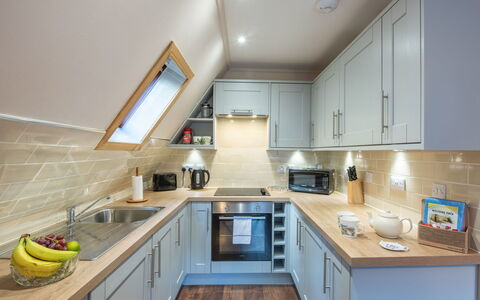 Loch Lochy Retreat: Cuisine, Design Intérieur, Bois, Comptoir, Sol, Appareil De Cuisine, Principaux Appliance, Plafond, Cabinetry, Sol