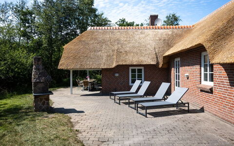 Ejvi - 4Km from the Sea: À Déchaumer, Toit, Chalet, Mobilier De Jardin, Chaise, Brique, Ombre, Dur, Ferme