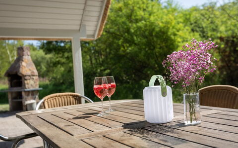Ejvi - 4Km from the Sea: Drinkware, Bouteille, Pot De Fleur, Serveware, Tableau De Plein Air, Plante D'Appartement, Mobilier De Jardin, Fleurs De Coupe, Dur