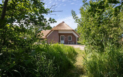 Ejvi - 4Km from the Sea: Herbe, Toit, Maison, Chalet, Arbuste, Domicile, Lot Terre, Zone Rurale, Ferme