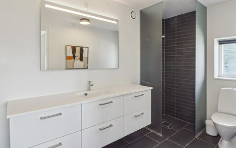 Stefani - 2Km from the Sea: Sol, Design Intérieur, Lavabo, Luminaire Plomberie, Armoire De Toilette, Sol, Salle De Bains, Évier, Plafond, Plomberie