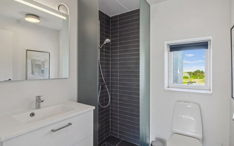 Stefani - 2Km from the Sea: Luminaire Plomberie, Sol, Sol, Salle De Bains, Design Intérieur, Plafond, Composite, Plomberie, Toilette