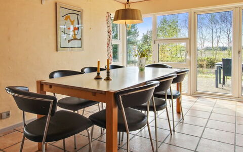 Alina - 1Km from the Sea: Meubles, Sol, Chaise, Design Intérieur, Salle À Manger, Sol, Table, Bois, Table Cuisine Et Salle A Manger, Parquet