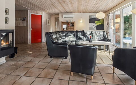 Alina - 1Km from the Sea: Meubles, Design Intérieur, Chaise, Sol, Table, Recours, Sol, Plafond, Pièce, Eco Hôtel