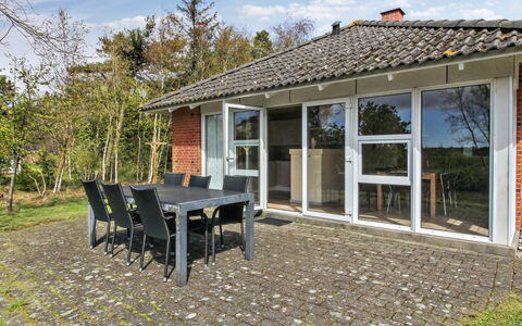 Alina - 1Km from the Sea: Meubles, Design Intérieur, Chaise, Sol, Table, Recours, Sol, Plafond, Pièce, Eco Hôtel