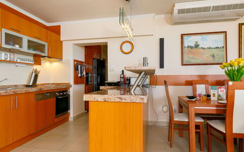 Miralago: Cabinetry, Meubles, Propriété, Table, Comptoir, Bois, Orange, Design Intérieur, Éclairage, Cadre
