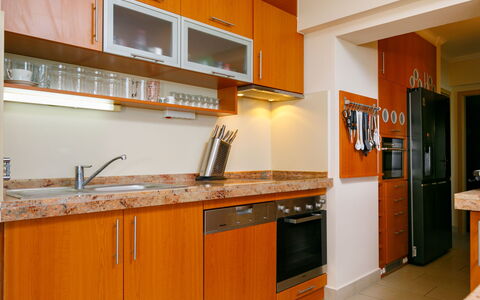 Miralago: Cabinetry, Propriété, Comptoir, Robinet, Evier, Évier, Bois, Orange, Cuisine, Design Intérieur