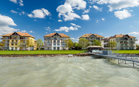 Miralago: Nuage, Ciel, L'Eau, Bâtiment, Fenêtre, Maison, Arbre, Paysage, Paysage Naturel, Design Urbain