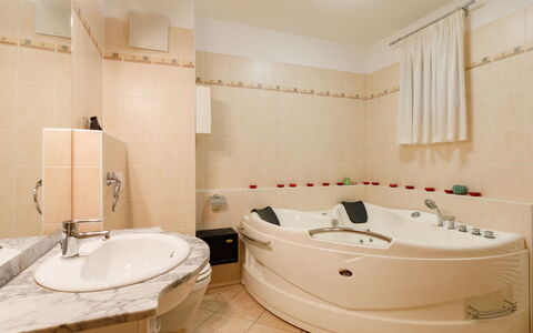 Miralago: Propriété, Baignoire, Luminaire Plomberie, Bâtiment, Salle De Bains, Robinet, Design Intérieur, Éclairage, Sol