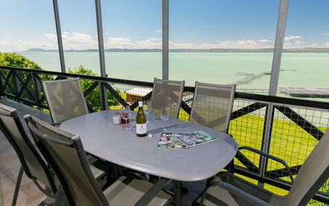 Miralago: L'Eau, Ciel, Table, Meubles, Propriété, Nuage, Chaise, Vaisselle, Ombre, Design Intérieur
