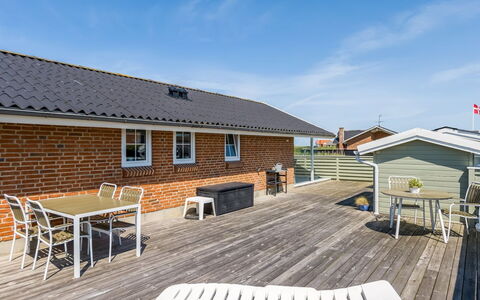 Frithger - 250M from the Sea: Cuisine, Comptoir, Appareil De Cuisine, Sol, Cabinetry, Design Intérieur, Principaux Appliance, Sol, Domicile, Meubles