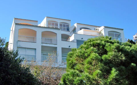 Puerto de la Selva: Ciel, Bâtiment, Plante, Fenêtre, Végétation, Design Urbain, Arbre, Condominium, Façade, Teintes Et Ombres
