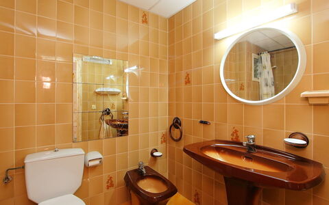 Puerto de la Selva: Salle De Bains, Pièce, Propriété, Tuile, Design Intérieur, Luminaire Plomberie, Architecture, Bâtiment, Mur, Siège De Toilette