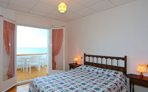 Puerto de la Selva: Chambre, Lit, Pièce, Meubles, Drap De Lit, Propriété, Literie, Cadre De Lit, Sol, Plafond