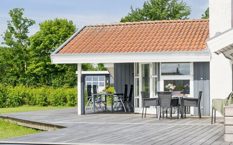 Nahele - 150M from the Sea: Meubles, Design Intérieur, Sol, Sol, Plafond, Pièce, Chaise, Table, Appartement, Table Cuisine Et Salle A Manger