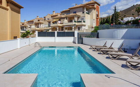 Mirador Alto: L'Eau, Ciel, Propriété, Bâtiment, Piscine, Plante, Nuage, Bleu Azur, Mobilier De Jardin, Arbre