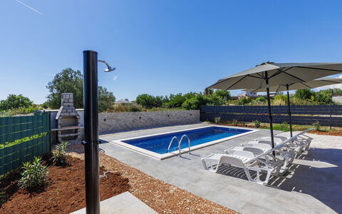 Romeo: Ciel, Plante, Propriété, Piscine, Ombre, Mobilier De Jardin, Éclairage Public, Balancelle, Bâtiment, Design Urbain