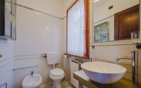 Casa Lorena: Luminaire Plomberie, Propriété, Évier, Robinet, Violet, Salle De Bains, Lavabo, Design Intérieur, Miroir, Siège De Toilette