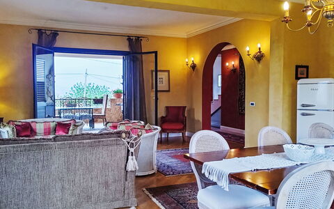 Zuccheri Canditi: Propriété, Meubles, Table, Décoration, Fenêtre, Éclairage, Design Intérieur, Bâtiment, Cadre, Salon