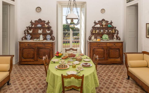 Masseria Tagliente: Table, Meubles, Cabinetry, Chaise, Tiroir, Design Intérieur, Bois, Cadre, Bâtiment, Décoration