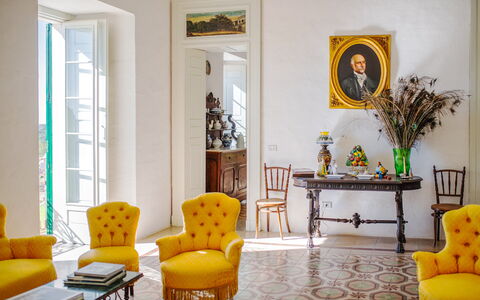 Masseria Tagliente: Meubles, Propriété, Table, Cadre, Plante, Bâtiment, Jaune, Orange, Éclairage, Chaise