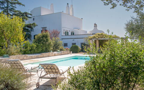 Masseria Tagliente: Plante, L'Eau, Propriété, Ciel, Bâtiment, Arbre, Piscine, Immobilier, Herbe, Paysage