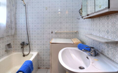 Llançà 603: Salle De Bains, Pièce, Propriété, Mur, Robinet, Luminaire Plomberie, Tuile, Lavabo, Sol, Évier