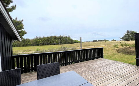 Antonelle - 1.7Km from the Sea: Bois, Porche, Plate-Forme, Dur, Planche, Clôture, Tache De Bois, Balustrade, Ombre, Parquet