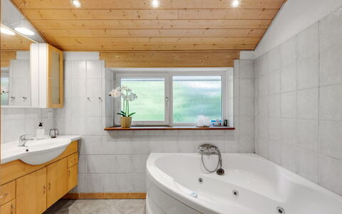 Samine - 2Km from the Sea: Sol, Design Intérieur, Luminaire Plomberie, Sol, Plafond, Salle De Bains, Bois, Évier, Robinet, Baignoire