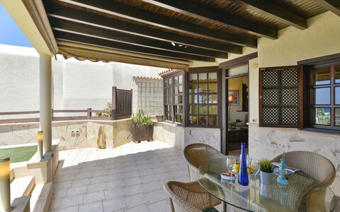 Roca del Mar: Meubles, Propriété, Fenêtre, Table, Chaise, Design Intérieur, Plante, Ombre, Plante D'Appartement, Bâtiment