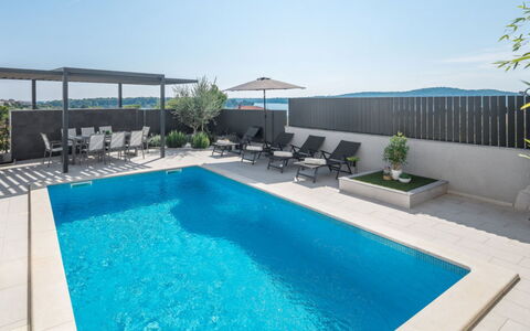 Freya: L'Eau, Ciel, Propriété, Piscine, Plante, Bleu Azur, Bleu, Ombre, Mobilier De Jardin, Architecture