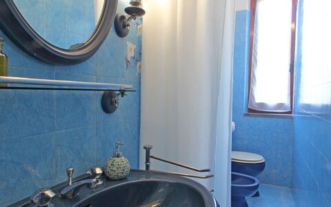 Casa Il Prato: Miroir, Propriété, Évier, Bleu, Luminaire Plomberie, Lumière, Robinet, Bleu Azur, Fenêtre, Salle De Bains