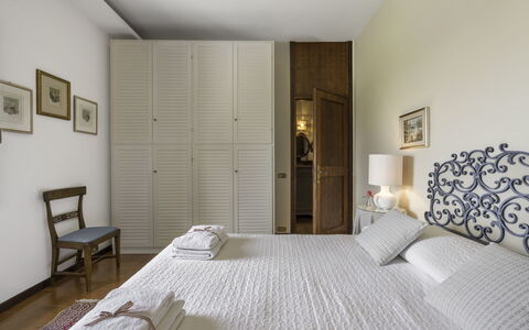 Casa Martina, Piazza Delle Erbe, San Gimignano: Lit, Meubles, Chambre, Design Intérieur, Literie, Drap De Lit, Sol, Sol, Bois, Pièce