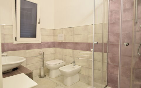 Villa Del Sole In Budoni Sea View: Siège De Toilette, Salle De Bains, Violet, Toilette, Luminaire Plomberie, Lavabo, Design Intérieur, Sol, Sol, Bâtiment