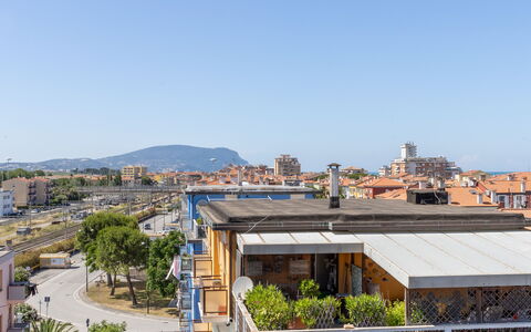 Conero Bluloft: Ciel, Jour, Plante, Bâtiment, Design Urbain, Arbre, Zone Résidentielle, Matin, Immobilier, Ville