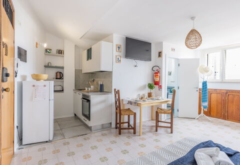 Conero Bluloft: Meubles, Sol, Appartement, Design Intérieur, Sol, Pièce, Principaux Appliance, Plafond, Cuisine, Cabinetry