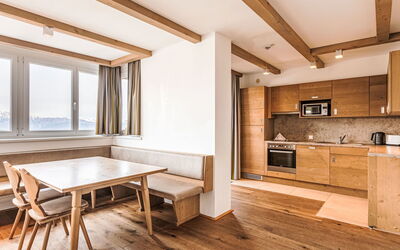 Superior mit 4 Schlafzimmern und Sauna 500.4: Table, Meubles, Fenêtre, Bois, Bâtiment, Éclairage, Cabinetry, Design Intérieur, Sol, Salon