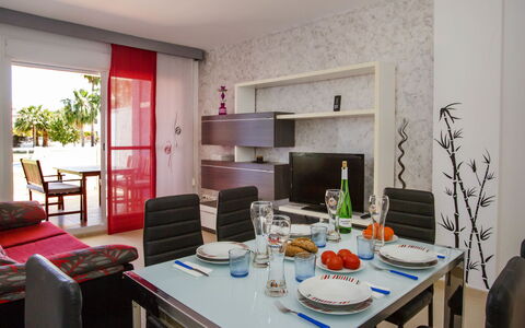Agua Blanca: Table, Meubles, Propriété, Bâtiment, Plante, Fenêtre, Plante D'Appartement, Chaise, Design Intérieur, Salon