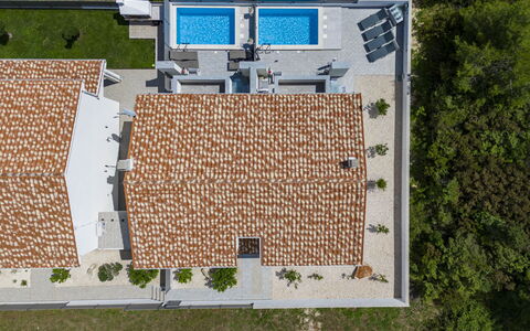 Villa Oli a: Bâtiment, Plante, Rectangle, Bois, Design Urbain, Maison, Lot Terre, Herbe, Fenêtre, Arbre