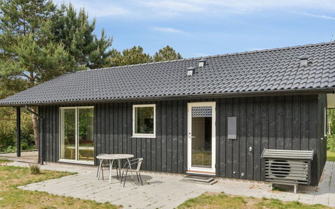 Vojdan - 600M from the Sea: Bois, Toit, Maison, Domicile, Siding, Chalet, Porte, Batiments Jardin, Ombre, Cour