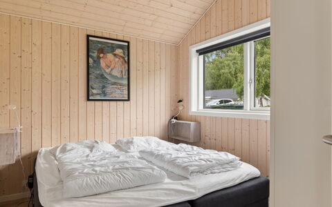 Vojdan - 600M from the Sea: Bois, Chambre, Lit, Drap De Lit, Design Intérieur, Literie, Cadre De Lit, Domicile, Plafond, Dur