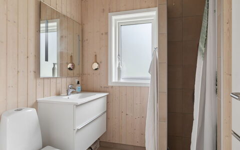 Vojdan - 600M from the Sea: Sol, Sol, Mur, Bois, Luminaire Plomberie, Design Intérieur, Évier, Salle De Bains, Plafond, Plomberie
