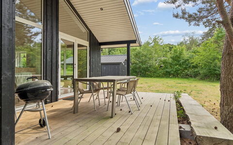 Vojdan - 600M from the Sea: Bois, Porche, Siding, Domicile, Chalet, Dur, Planche, Batiments Jardin, Plate-Forme, Ombre