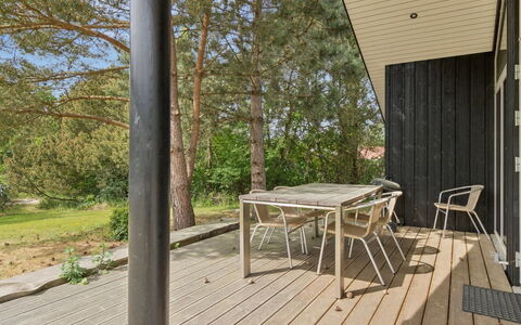 Vojdan - 600M from the Sea: Bois, Parquet, Sol, Plate-Forme, Porche, Dur, Planche, Ombre, Chaise, Tache De Bois