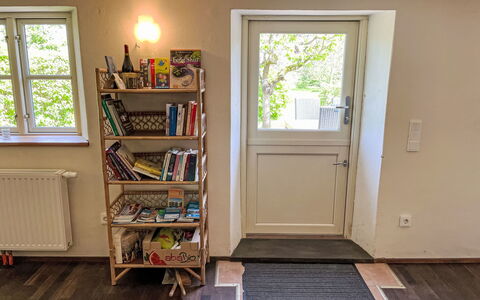 Eschengrund: Fenêtre, Bibliothèque, Étagère, Bois, Bâtiment, Design Intérieur, Rayonnage, Porte, Sol