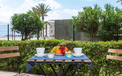 La Pineda 650: Nuage, Plante, Ciel, Table, Propriété, Communauté Des Plantes, Meubles, Botanique, Mobilier De Jardin, Bâtiment