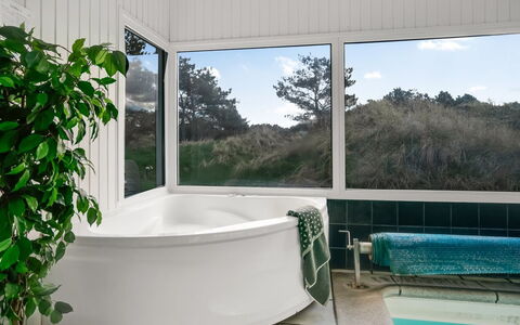 Annlisa - 1Km from the Sea: Design Intérieur, Baignoire, Luminaire Plomberie, Sol, Verre, Salle De Bains, Ombre, Plomberie, Plafond, Robinet